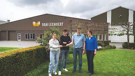 Vincent (21) en zijn zus Evelien (23) van Leendert hebben samen met hun ouders William (56) en Annemarie (58) een leghennenbedrijf in Tienray in Noord-Limburg.