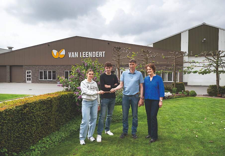Vincent (21) en zijn zus Evelien (23) van Leendert hebben samen met hun ouders William (56) en Annemarie (58) een leghennenbedrijf in Tienray in Noord-Limburg.