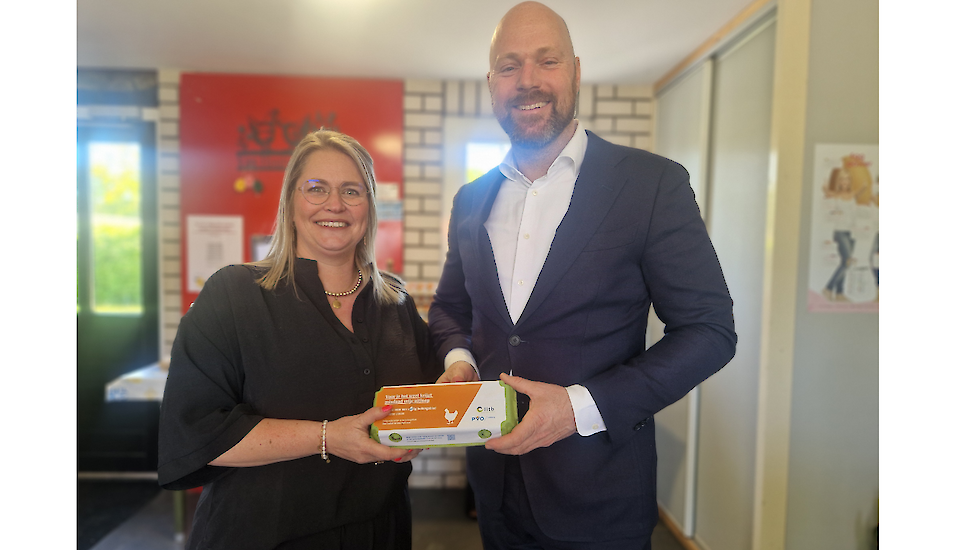 Burgemeester Ryan Palmen ontvangt het eerste bestickerde eierdoosje van pluimveehoudster Lotte van Houtum.