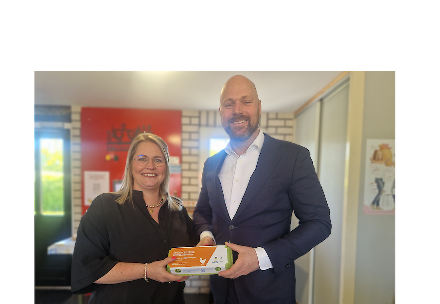 Burgemeester Ryan Palmen ontvangt het eerste bestickerde eierdoosje van pluimveehoudster Lotte van Houtum.