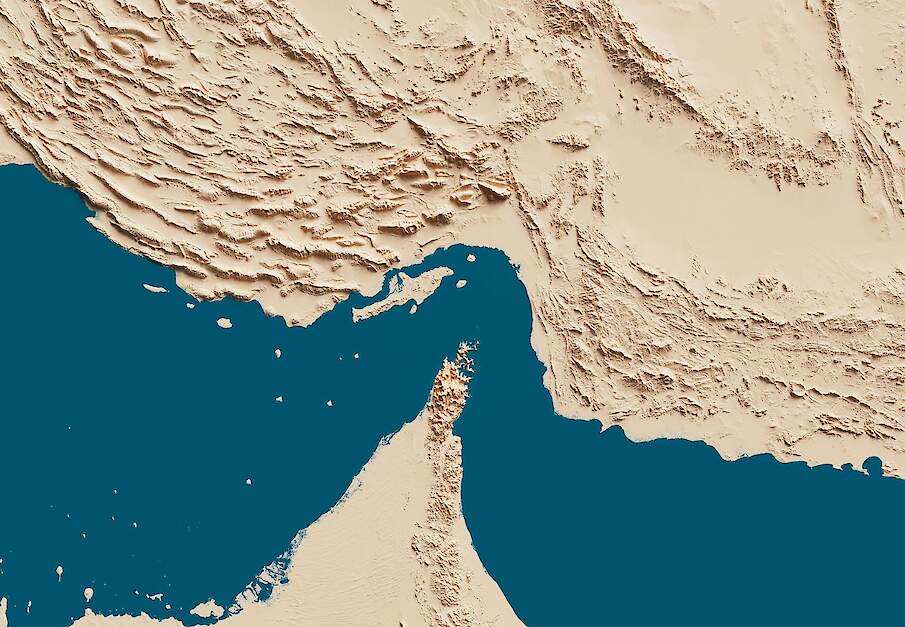 Satellietafbeelding van de straat van Hormuz. Het noordelijke gebied is Iran; het 'puntje' is deels van de Verenigde Arabische Emiraten en deels van Oman.