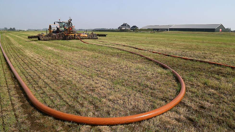 Sleepslangbemesten op een droog perceel grasland