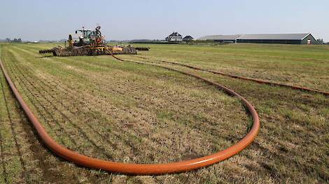 Sleepslangbemesten op een droog perceel grasland
