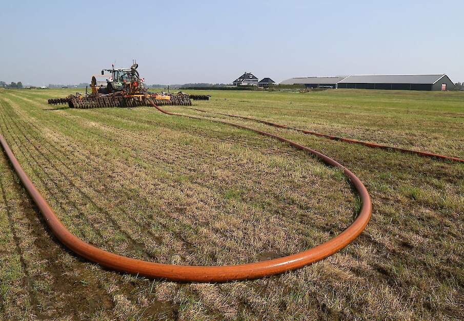 Sleepslangbemesten op een droog perceel grasland