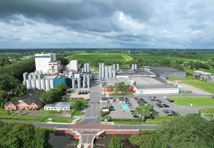 De fabriek van FrieslandCampina in Bedum is een van de locaties waar hoogwaardige wei-eiwitten worden geproduceerd.