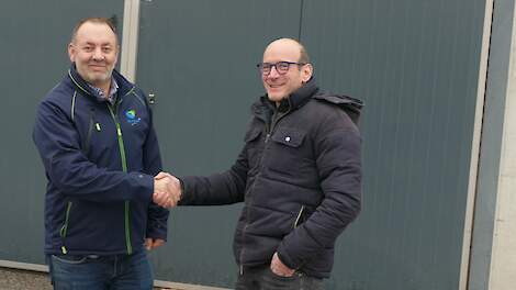 Vleeskuikenspecialist Thomas Courtois met vleeskuikenhouder Matthieu Galland.