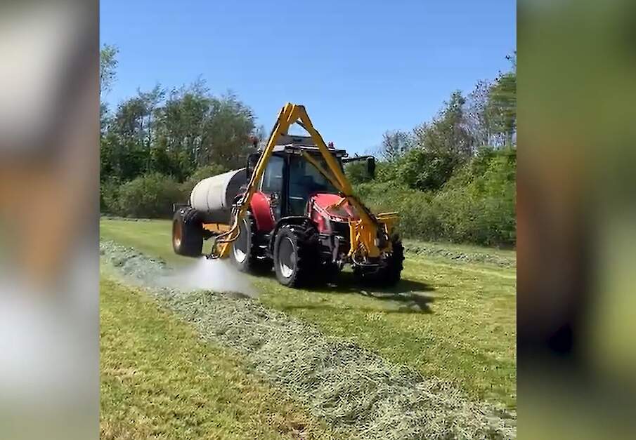 Loonbedrijf Bulten rijdt water uit over een zwad