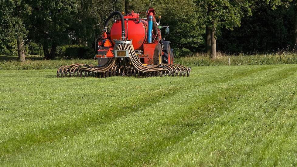 Tractor rijdt drijfmest op grasland
