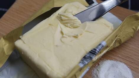 Roomboter en melkpoeder op tafel