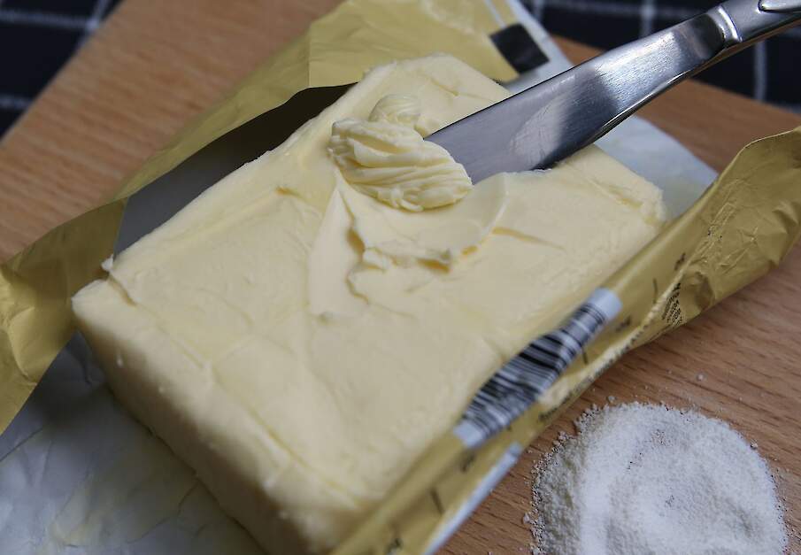Roomboter en melkpoeder op tafel