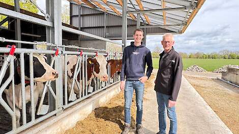Op het bedrijf van Ewald (r) en Kees Baks (l) is de afgelopen drie maanden met 8 koeien minder gemiddeld 6.000 kg melk per maand meer geleverd in vergelijking met vorig jaar
