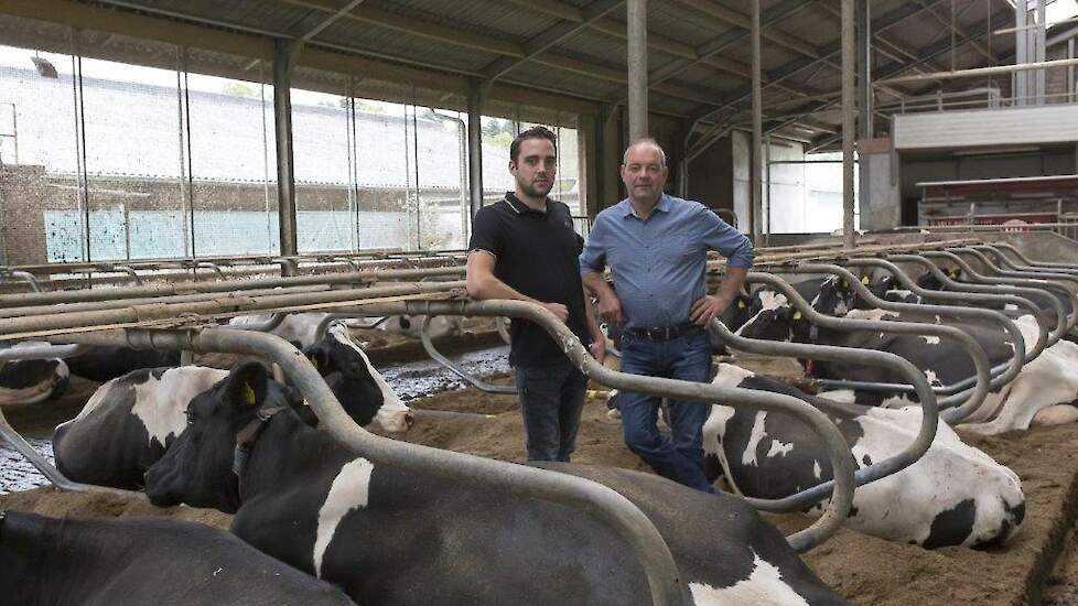 Jack Nicolaes samen met Jean, een van zijn twee zoons die het melkveebedrijf in Klimmen graag over willen nemen.