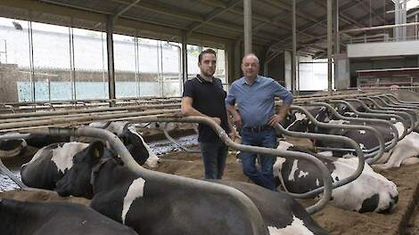 Jack Nicolaes samen met Jean, een van zijn twee zoons die het melkveebedrijf in Klimmen graag over willen nemen.