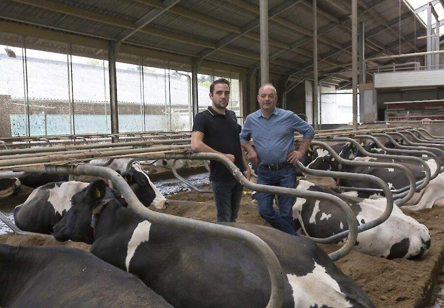 Jack Nicolaes samen met Jean, een van zijn twee zoons die het melkveebedrijf in Klimmen graag over willen nemen.