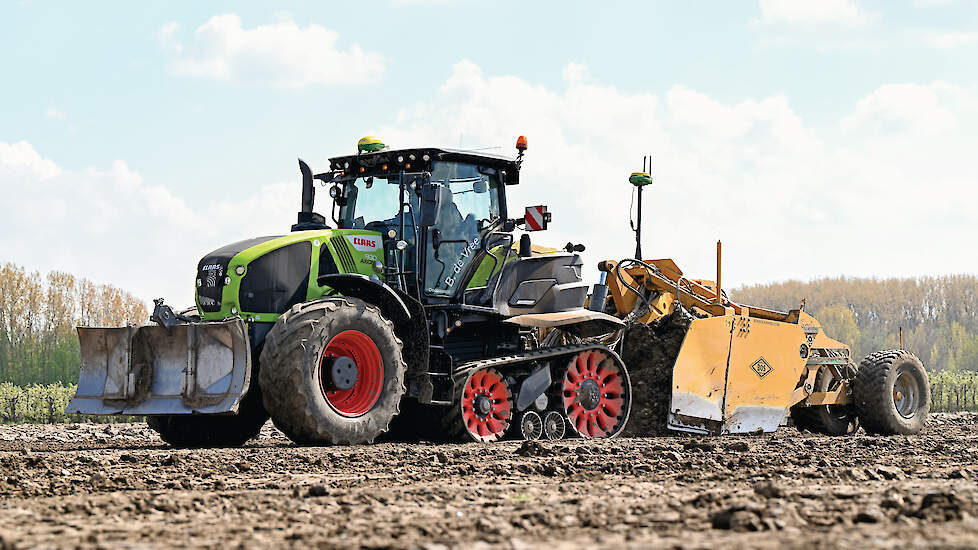 De eerste &lsquo;Nederlandse&rsquo; Claas Axion 930 Terra Trac in actie.