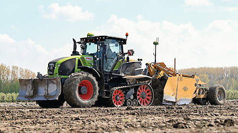De eerste &lsquo;Nederlandse&rsquo; Claas Axion 930 Terra Trac in actie.