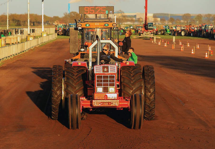 Deelnemer: Renske Kuijer, Alteveer. Trekker: International 1246. Klasse: 5,5 ton Dames.