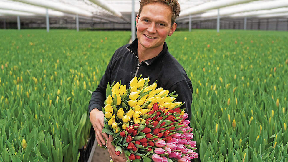 Klaas Schouten jr. vindt het belangrijk om met de omgeving in gesprek te gaan over de manier van werken in de bloementeelt.
