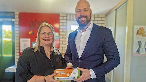 Aftrap eierdoosjescampagne Noord-Limburg bij Patrick en Lotte van Houtum. Lotte overhandigt het eerste doosje aan burgemeester Ryan Palmen van de gemeente Horst aan de Maas.