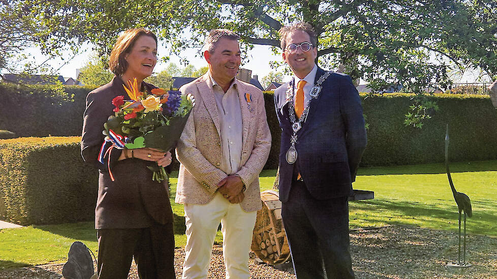 Martin Houben met zijn vrouw en de burgemeester, nadat het lintje is opgespeld.