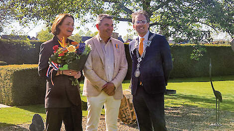 Martin Houben met zijn vrouw en de burgemeester, nadat het lintje is opgespeld.