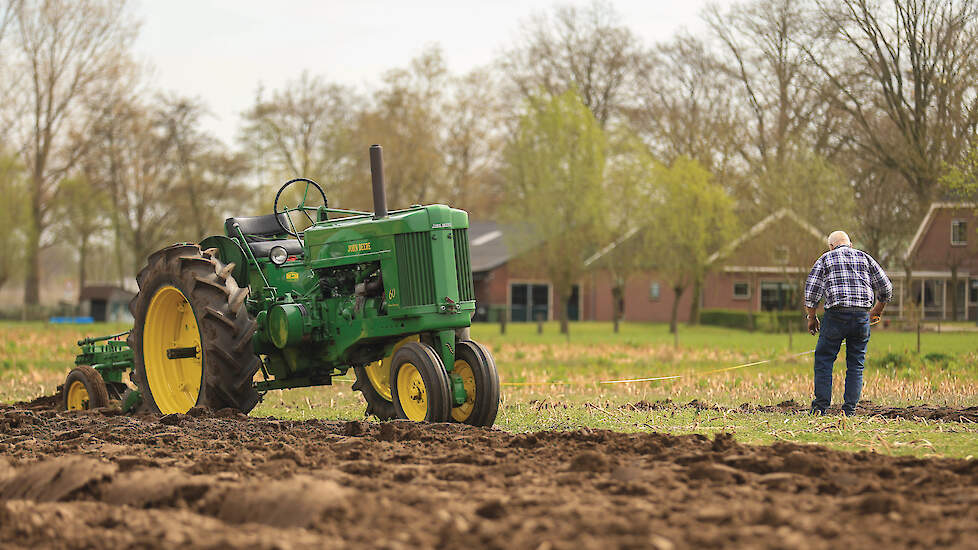 Goed ploegen betekent goed meten. Dit te ploegen veldje had (per ongeluk) een geer en die moest er uitgeploegd worden. Wout Westerveld is dan ook even afgestapt en heeft het meetlint gepakt. Wout reed met een John Deere 60 en een John Deere-drieschaarploe