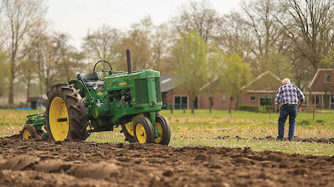 Goed ploegen betekent goed meten. Dit te ploegen veldje had (per ongeluk) een geer en die moest er uitgeploegd worden. Wout Westerveld is dan ook even afgestapt en heeft het meetlint gepakt. Wout reed met een John Deere 60 en een John Deere-drieschaarploe
