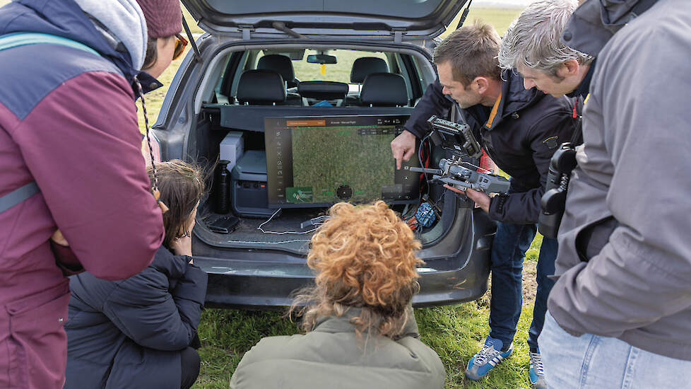 Dronepiloot Ren&eacute; van Dam van de Bond Friese Vogelwachten demonstreert zijn slimme drone tijdens de veldexcursie in de Friese Warkumerwaard bij de aftrap van het Farmbird-project.