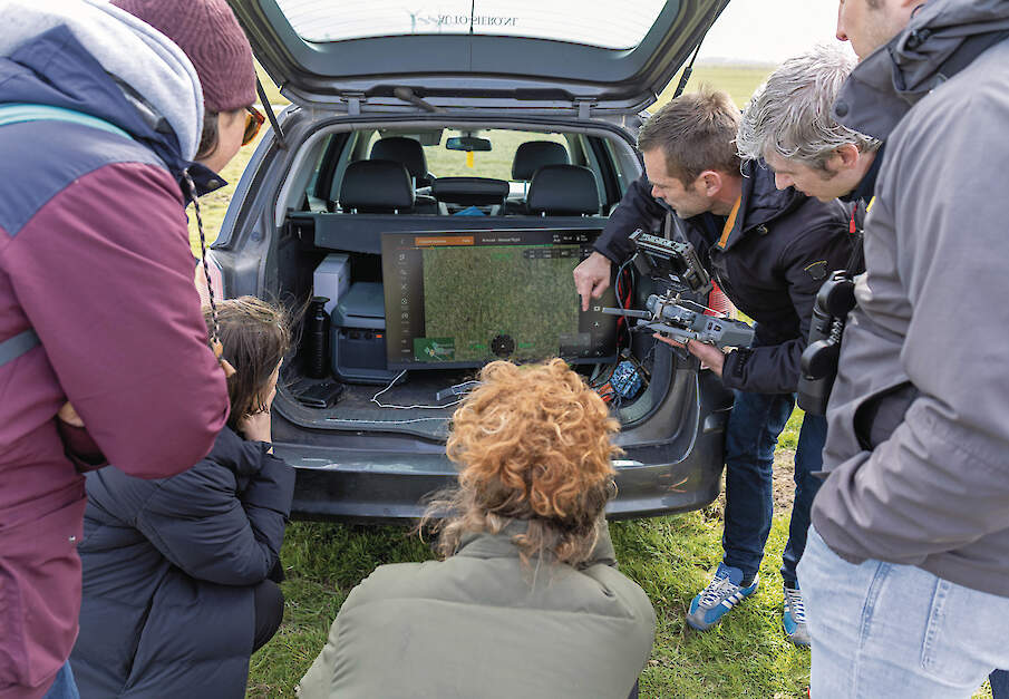 Dronepiloot Ren&eacute; van Dam van de Bond Friese Vogelwachten demonstreert zijn slimme drone tijdens de veldexcursie in de Friese Warkumerwaard bij de aftrap van het Farmbird-project.