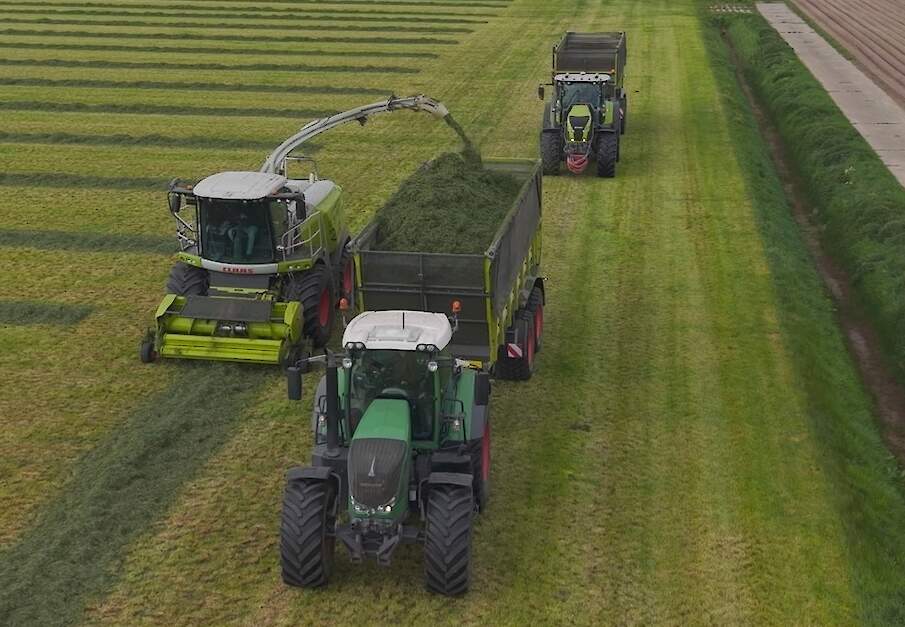 Loonbedrijf Hut aan het grashakselen met de Claas Jaguar 960