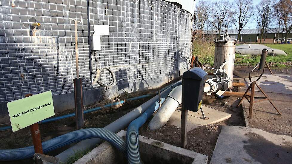 Installatie voor verwerking van dierlijke mest