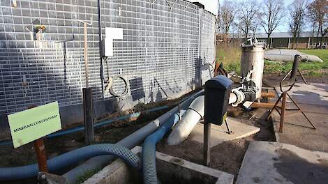 Installatie voor verwerking van dierlijke mest