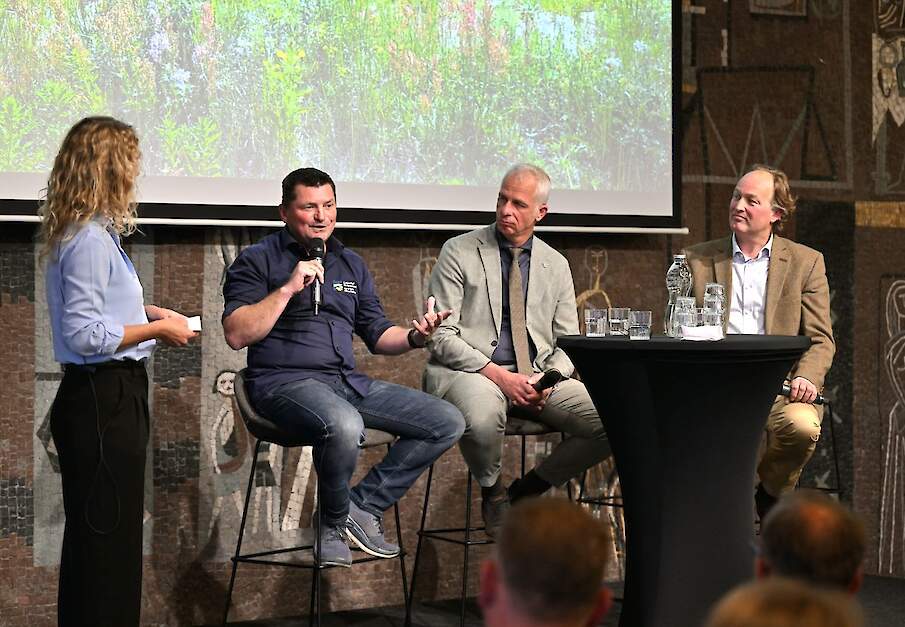 Paneldiscussie na de premi&egrave;re van de documentaire &lsquo;Natuur houdt zich niet aan natuurbeleid'. Hermen Vreugdenhil, Age Fennema en Joost Gransberg.