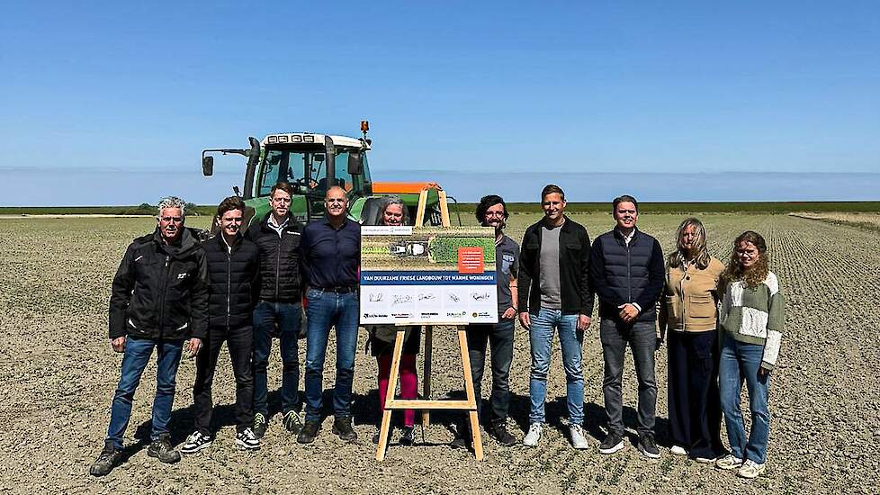 Vlnr: Hans van Kuiken, Siebren van Kuiken, Coen Verboom, Biense Dijkstra (beiden Dijkstra Draisma),  Ypie Boersma (Waddenfonds), Ruben D&uuml;mmer (Van Hall Larenstein), Kees Dun (Dun Agro)  Balling van Kuiken, Silvia van Kuiken en Sarah (studente Van Hall Lar