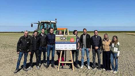 Vlnr: Hans van Kuiken, Siebren van Kuiken, Coen Verboom, Biense Dijkstra (beiden Dijkstra Draisma),  Ypie Boersma (Waddenfonds), Ruben D&uuml;mmer (Van Hall Larenstein), Kees Dun (Dun Agro)  Balling van Kuiken, Silvia van Kuiken en Sarah (studente Van Hall Lar
