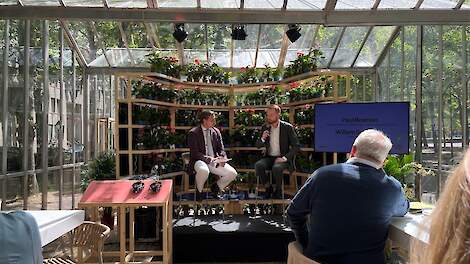 Paul Bosman (rechts) in discussie met SeedNL-directeur Willem Schoustra, in de tijdelijke Plantum-kas in Den Haag.