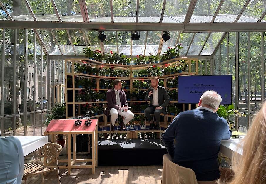 Paul Bosman (rechts) in discussie met SeedNL-directeur Willem Schoustra, in de tijdelijke Plantum-kas in Den Haag.