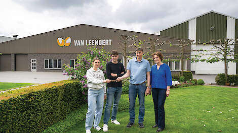 Opvolgers Evelien en Vincent van Leendert nemen het leghennenbedrijf over van hun ouders William en Annemarie.