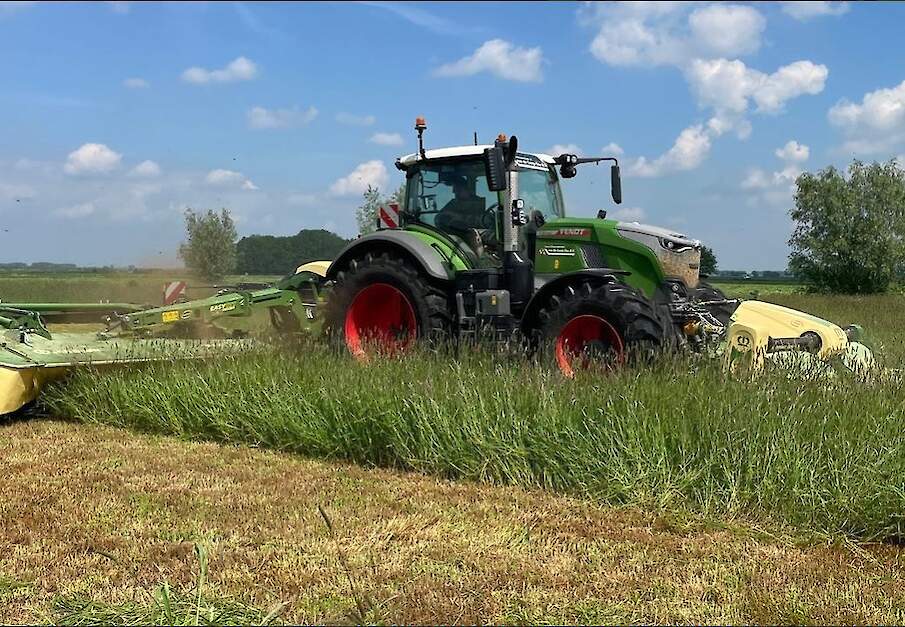 Loonbedrijf vd Camp in Oss met nieuwe Krone EC B 1050 CV Collect triple maaier