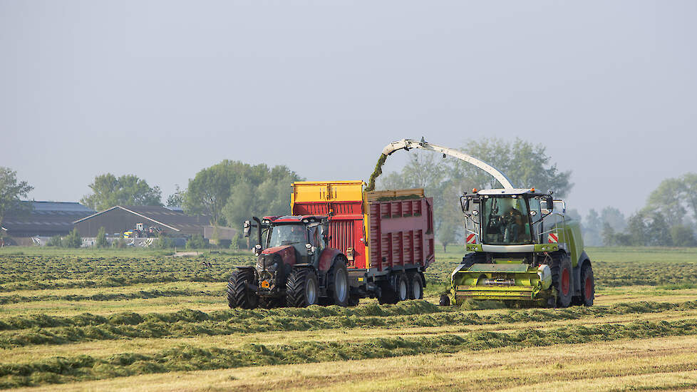 Trekker en veldhakselaar - ahavelaar via iStock