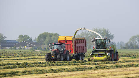 Trekker en veldhakselaar - ahavelaar via iStock