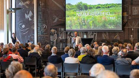 Zuid Galerij op Huis der Provincie in Arnhem met een volle zaal die kijkt naar de documentaire Natuur houdt zich niet aan natuurbeleid