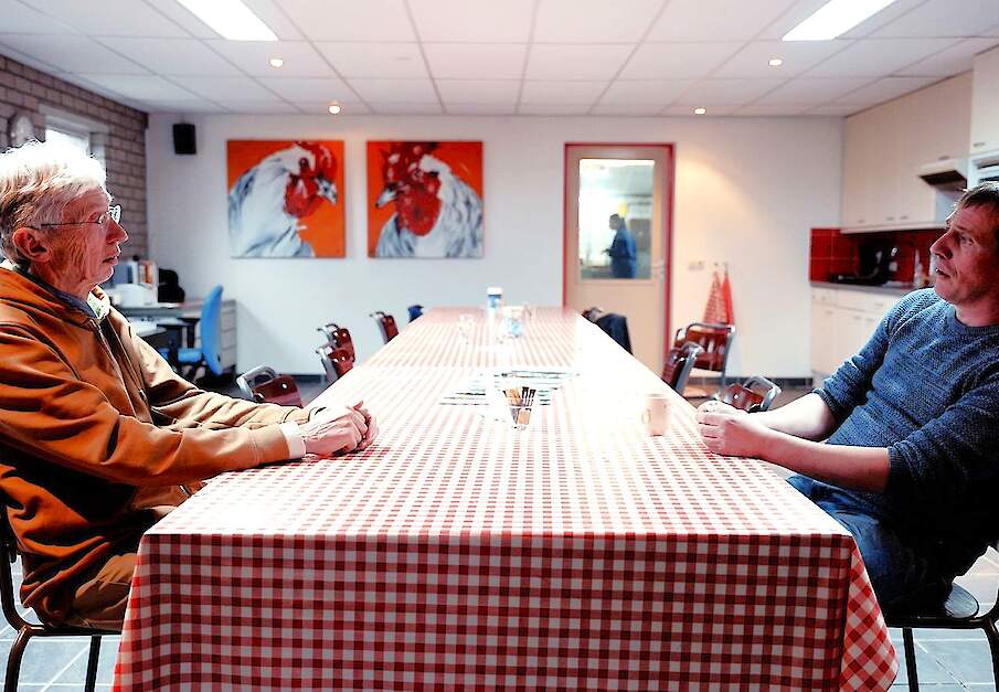 Johan Vollenbroek, MOB, in gesprek met pluimveehouder Frank Rooijakkers.