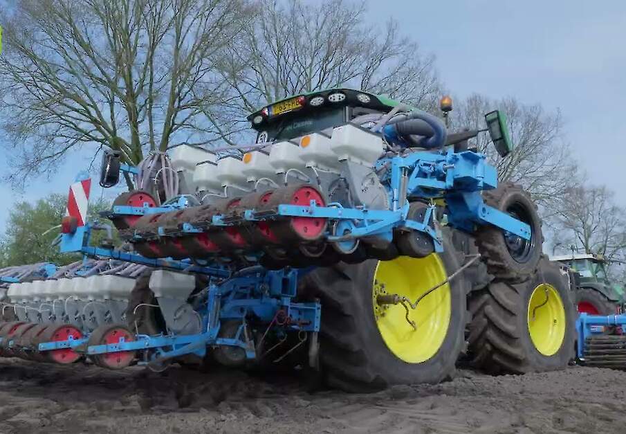 Opklapbare Monosem MS-A-uienzaaier met een werkbreedte van 6,75 meter
