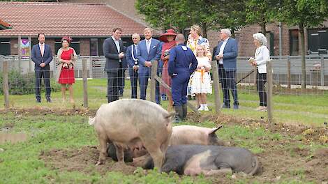 In de kloostertuin geeft Livar-directeur De Rond uitleg aan het Koningspaar over hun manier van varkens houden. V.l.n.r.: Frank de Rond, Burgemeester Jos Hessels, Koning Willem-Alexander, Koningin M&aacute;xima, medewerker Carlo Vaes, Merel de Rond- Postma, Roos