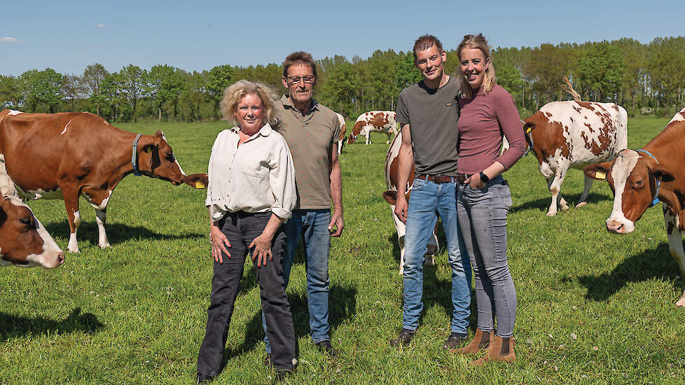 Voor Gerda, Gerrit, Joost Woertink en Monique van Middelaar (v.l.n.r.) draait roodbont niet alleen om fokkerij, maar ook om passie en trots.