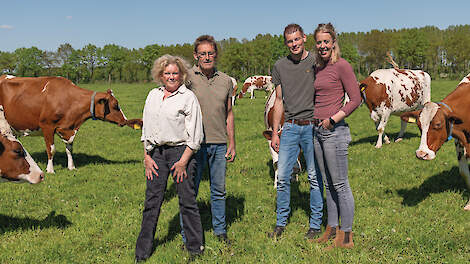 Voor Gerda, Gerrit, Joost Woertink en Monique van Middelaar (v.l.n.r.) draait roodbont niet alleen om fokkerij, maar ook om passie en trots.