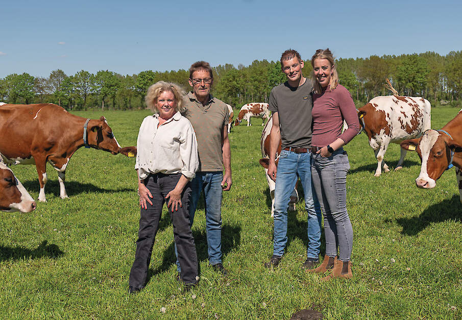 Voor Gerda, Gerrit, Joost Woertink en Monique van Middelaar (v.l.n.r.) draait roodbont niet alleen om fokkerij, maar ook om passie en trots.
