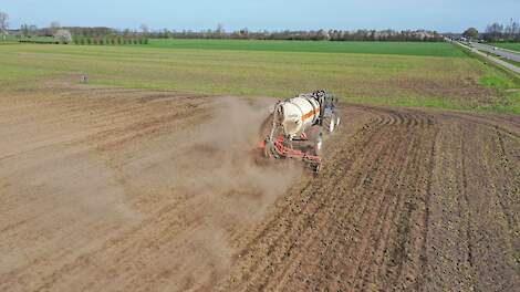 Bouwland wordt bemest met dierlijke mest
