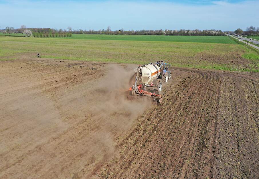 Bouwland wordt bemest met dierlijke mest